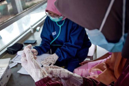 Indonesia tiêm đại trà vaccine ngừa COVID-19 mũi tăng cường
