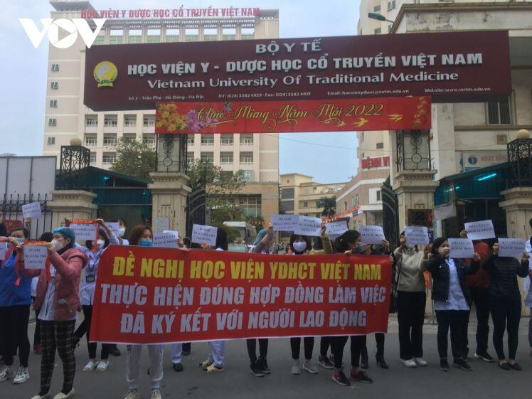 Hàng trăm bác sĩ tại Hà Nội kêu cứu vì bị nợ lương, có tháng không đồng nào
