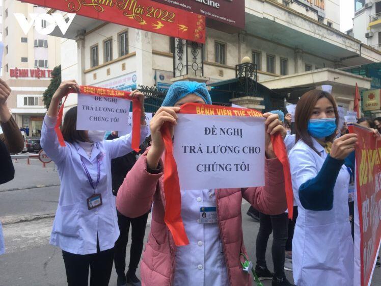Hàng trăm bác sĩ tại Hà Nội kêu cứu vì bị nợ lương, có tháng không đồng nào