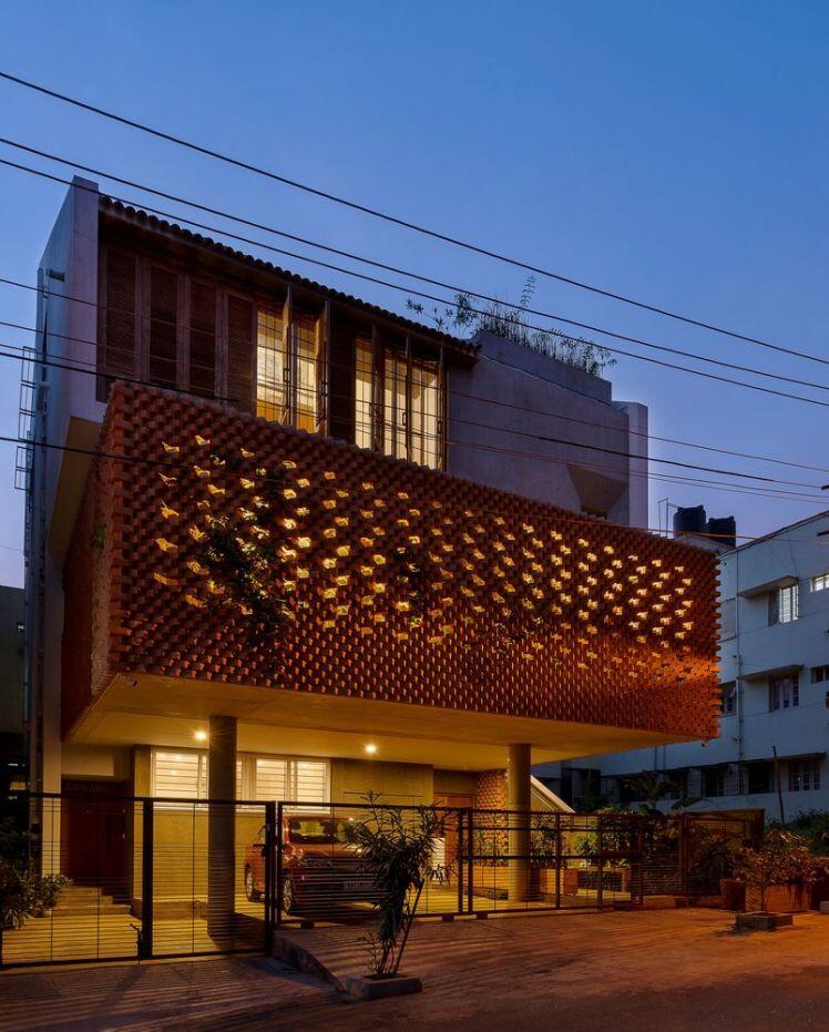 Ngôi nhà 3 tầng có mặt tiền gạch đan chéo với không gian mộc mạc tại Ấn Độ
