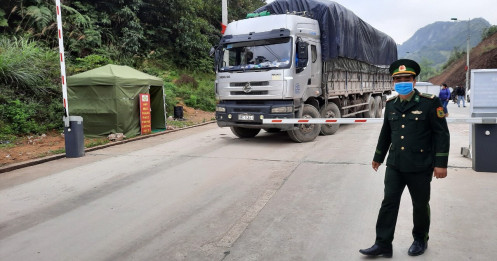 Lạng Sơn: Tạm dừng tiếp nhận xe hoa quả tươi, vẫn tồn 1.500 xe chưa xuất sang Trung Quốc