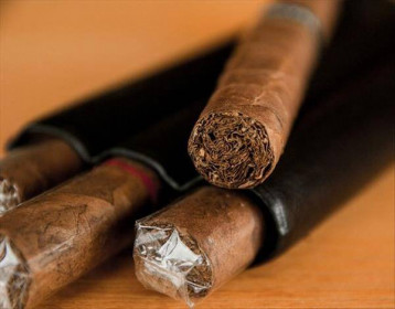 Dịch COVID-19 ảnh hưởng đến nguồn cung xì gà Havana cho châu Âu