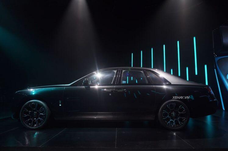 Ảnh thực tế Rolls-Royce Ghost Black Badge 2022 giá 33,7 tỷ đồng tại Việt Nam