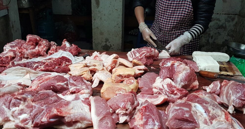 Trước Tết Nhâm Dần 2022: Giá thịt lợn vẫn 'ngất ngưởng' dù nguồn cung dồi dào