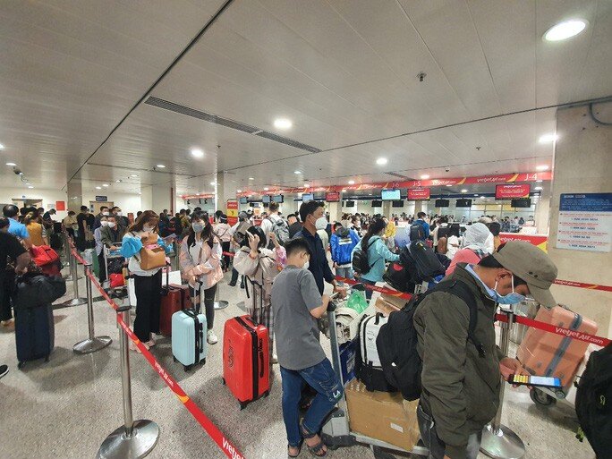 Sân bay Tân Sơn Nhất kín người về quê ăn Tết