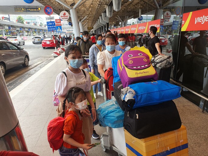 Sân bay Tân Sơn Nhất kín người về quê ăn Tết