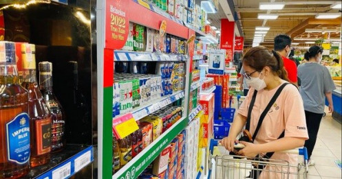 Giá bia siêu thị rẻ hơn bên ngoài, nhiều người vào siêu thị 'săn' nhộn nhịp
