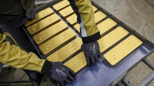 Giá vàng miếng cận kề 62 triệu đồng/lượng, USD sụt giá trước cuộc họp của Fed