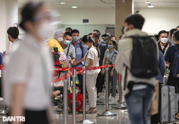 Sân bay Tân Sơn Nhất chật kín người, hành khách vật vờ chờ chuyến bay