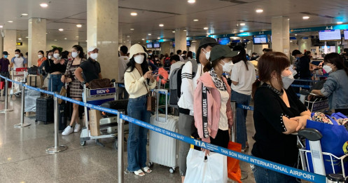 Lý do khiến sân bay Tân Sơn Nhất ùn ứ, khách nằm la liệt tại nhà ga