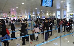 Lý do khiến sân bay Tân Sơn Nhất ùn ứ, khách nằm la liệt tại nhà ga