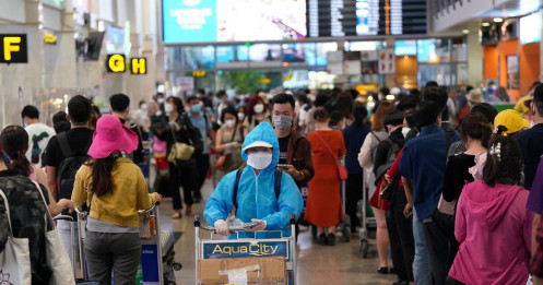 Sân bay 'nóng hầm hập' người về quê ăn tết