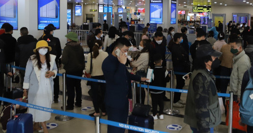 Sân bay Nội Bài đông đúc, khách mua vé giá rẻ 'bay trước trả sau' bằng cách nào?