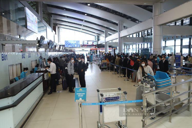 Sân bay Nội Bài đông đúc, khách mua vé giá rẻ 'bay trước trả sau' bằng cách nào?