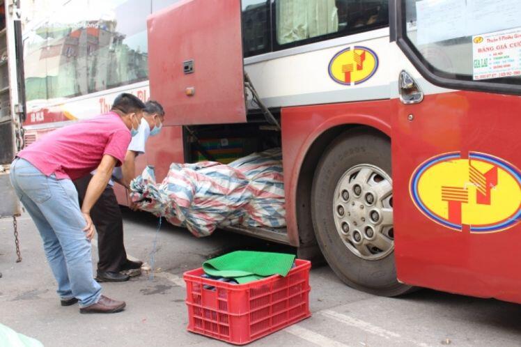 Bến xe Hà Nội "vắng tanh như chùa Bà Đanh'', hành khách ung dung nằm ngủ