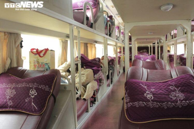 Bến xe Hà Nội "vắng tanh như chùa Bà Đanh'', hành khách ung dung nằm ngủ