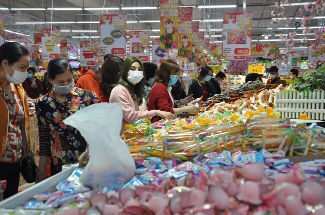 "Biển người” chen chân trong siêu thị, tiểu thương chợ truyền thống "dài cổ” ngóng khách
