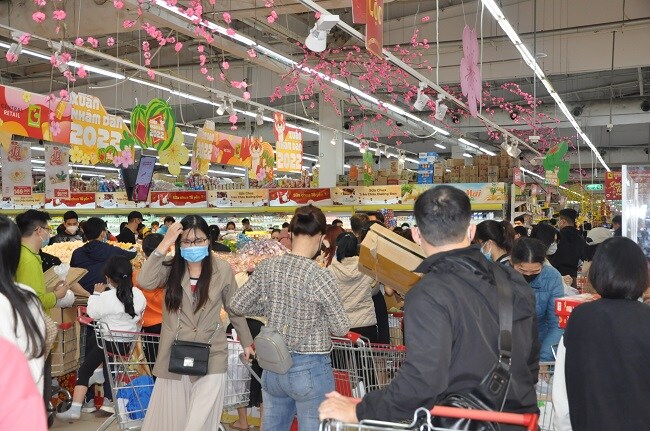 "Biển người” chen chân trong siêu thị, tiểu thương chợ truyền thống "dài cổ” ngóng khách