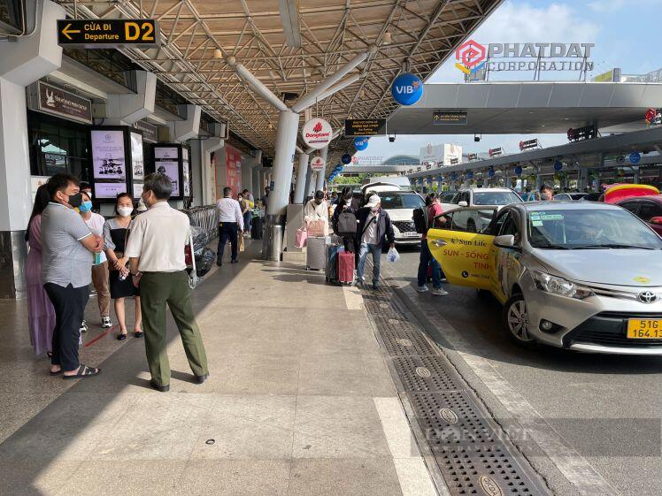 Lượng khách đổ về sân bay Tân Sơn Nhất giảm mạnh ngày 28 Tết