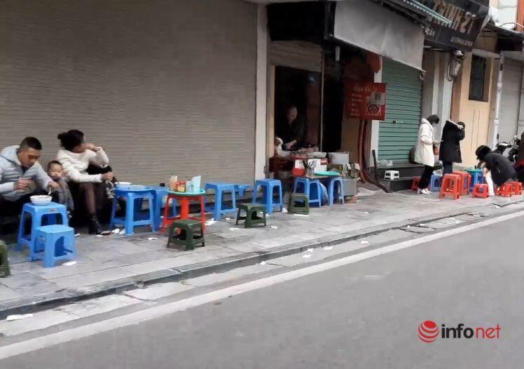 Đường phố Hà Nội đông nghịt, người dân xếp hàng mua đồ ăn ngày đầu năm