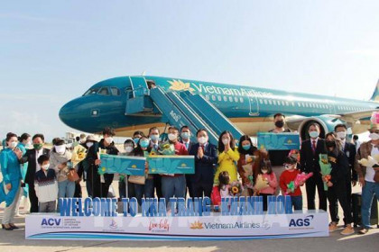 Vietnam Airlines chào đón du khách đầu tiên của năm Nhâm Dần