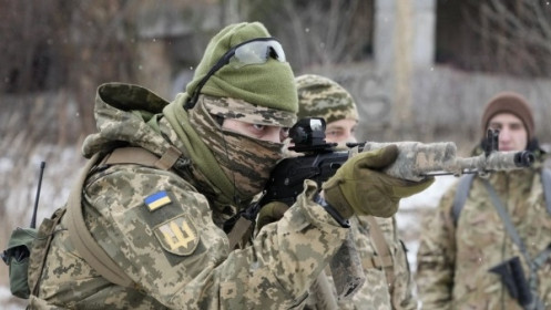 Tình hình Ukraine: Ba Lan tuyên bố cấp vũ khí cho Kiev, Mỹ sẵn sàng ra tay với "vòng thân cận" của Tổng thống Nga