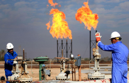 Giá dầu thế giới khép lại tháng tăng giá mạnh nhất trong một năm qua