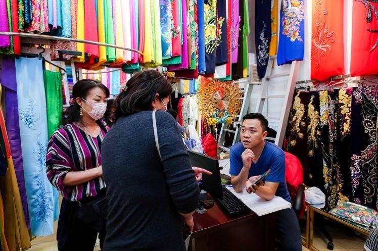 Tiệm áo dài 4 đời ở phố cổ Hà Nội, từng được trả 400 cây vàng vẫn không bán