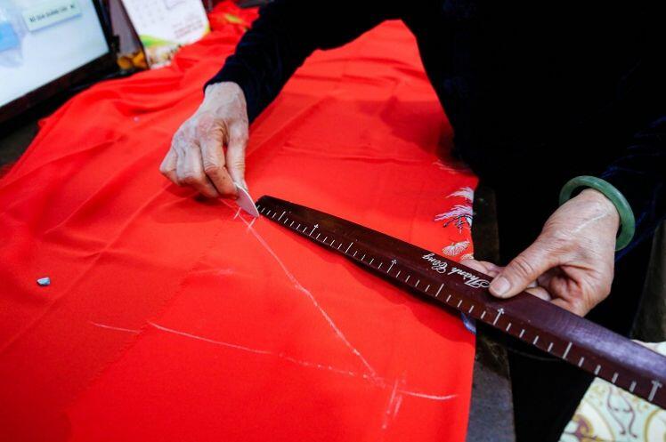 Tiệm áo dài 4 đời ở phố cổ Hà Nội, từng được trả 400 cây vàng vẫn không bán