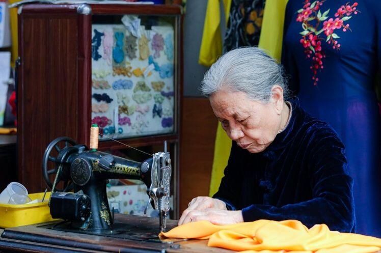 Tiệm áo dài 4 đời ở phố cổ Hà Nội, từng được trả 400 cây vàng vẫn không bán