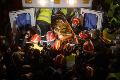 Hàng trăm lính cứu hộ chạy đua giải cứu bé trai bị mắc kẹt dưới giếng sâu 32m