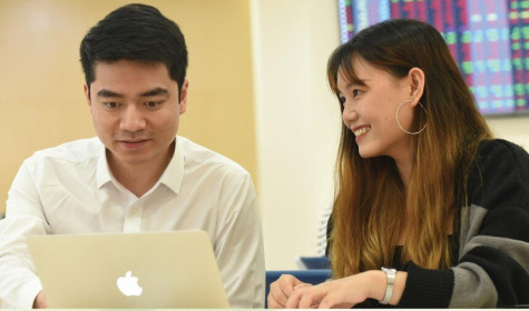 Nhà đầu tư chứng khoán học hỏi để trưởng thành
