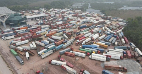 600 container hàng nằm chờ thông quan tại cửa khẩu Móng Cái