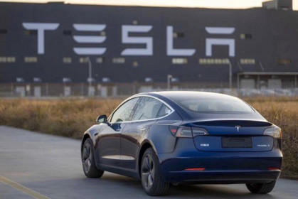 Tesla triệu hồi gần 27.000 xe liên quan đến kính chắn gió