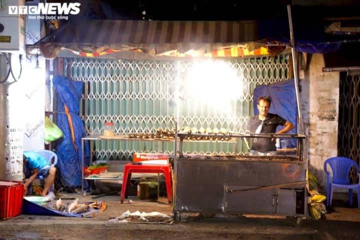 Một quán ăn ở TP.HCM xuyên đêm nướng 4.800 con cá lóc để bán ngày vía Thần Tài