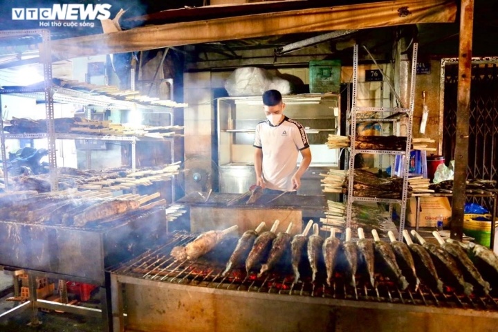 Một quán ăn ở TP.HCM xuyên đêm nướng 4.800 con cá lóc để bán ngày vía Thần Tài