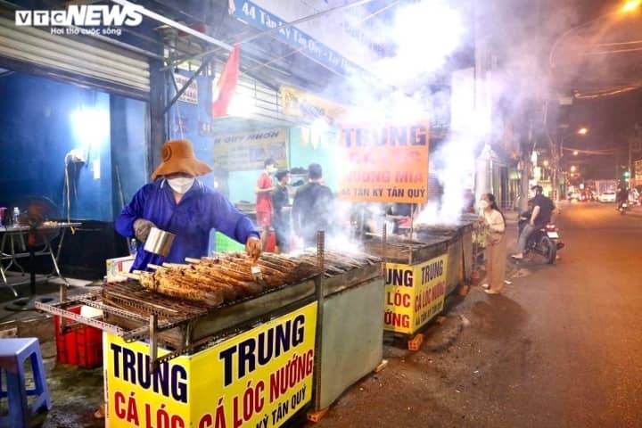 Một quán ăn ở TP.HCM xuyên đêm nướng 4.800 con cá lóc để bán ngày vía Thần Tài