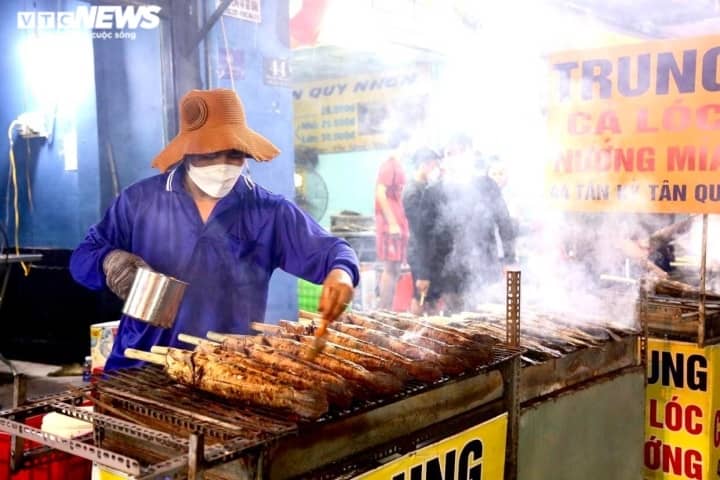 Một quán ăn ở TP.HCM xuyên đêm nướng 4.800 con cá lóc để bán ngày vía Thần Tài