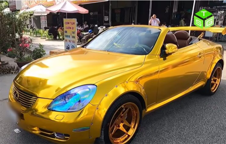 Xôn xao đại gia miền Tây ra đường đeo 50 cây vàng, dát vàng cả xe hơi, xe phân khối lớn