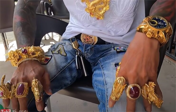 Xôn xao đại gia miền Tây ra đường đeo 50 cây vàng, dát vàng cả xe hơi, xe phân khối lớn