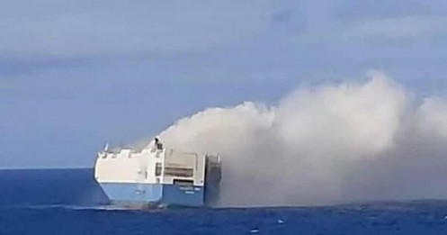 Tàu chở 1.100 siêu xe Porsche bốc cháy dữ dội trên biển