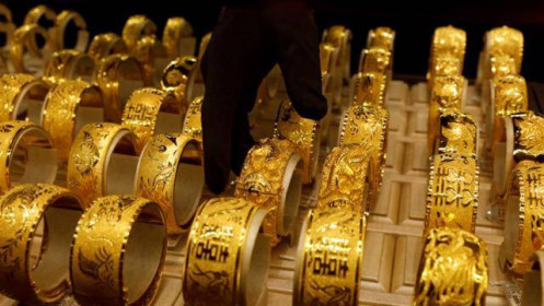 Giá vàng thế giới nhảy vọt lên 1.900 USD/oz do tin Nga-Ukraine, trong nước tăng èo uột
