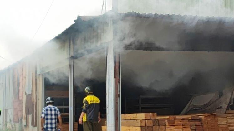 Cháy lớn tại công ty gỗ sấy nhập khẩu ở TP.HCM, nhiều tài sản bị thiêu rụi