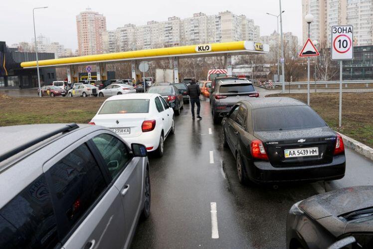 Dân Ukraine đổ xô rút tiền, đổ xăng, di tản sang Ba Lan do lo ngại chiến sự