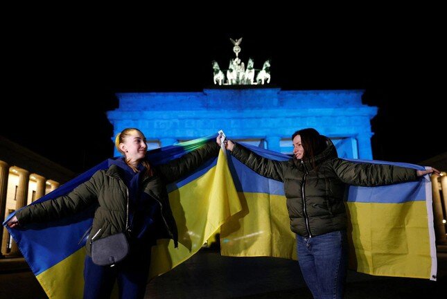 Pháp, Đức thắp sáng hình quốc kỳ Ukraine để bày tỏ sự ủng hộ Kiev