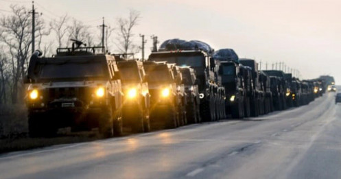 Xe quân sự Nga tiến vào Donbass, Ukraine ban bố tình trạng khẩn cấp
