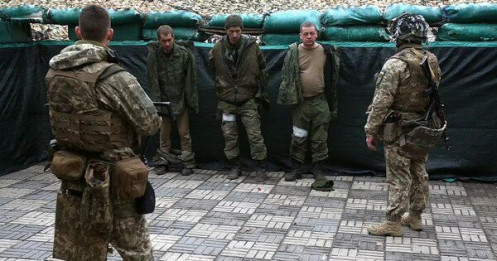 Ukraine phát 18.000 khẩu súng cho quân dự bị ở Kiev
