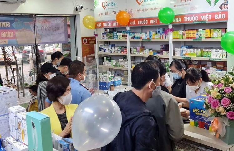 Hà Nội: Người dân xếp hàng dài, chờ đợi cả tiếng để mua được kít test nhanh Covid-19
