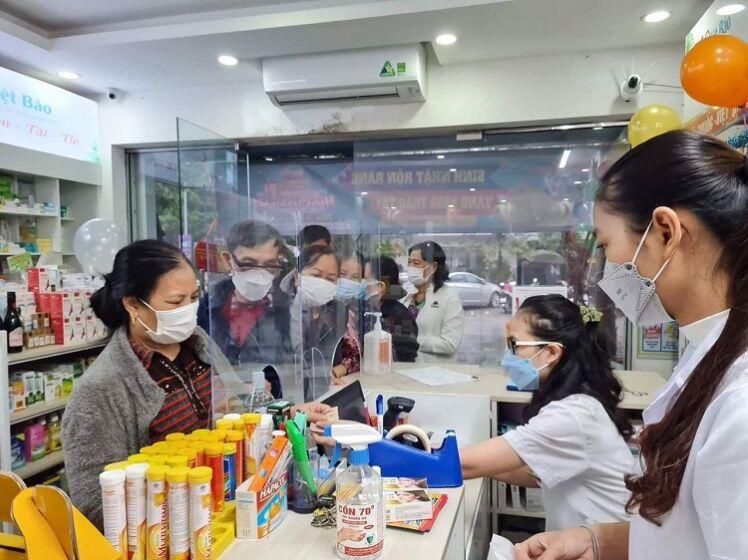 Hà Nội: Người dân xếp hàng dài, chờ đợi cả tiếng để mua được kít test nhanh Covid-19