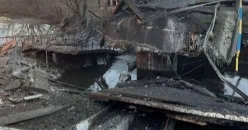 Ukraine đánh sập cầu chặn xe tăng Nga tiến vào thủ đô